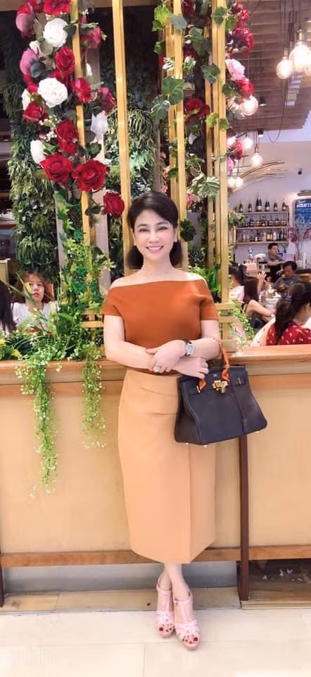 Túi Hermès Birkin màu đen gần 470 triệu đồng được nữ đại gia cầm trên tay.