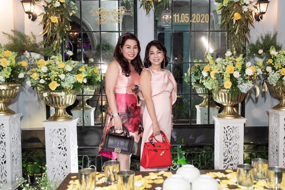 ##ss###style="text-decoration: underline;">Trang phục của mẹ chồng Diệp Lâm Anh đều được kết hợp với những phụ kiện đắt tiền khác nhau như túi hàng hiệu, phụ kiện kim cương,... Như trên hình, chiếc Hermès Kelly màu đỏ có giá lên tới 500 triệu đồng được bà sử dụng khi đi tiệc và phối cùng trang phục ăn ý.