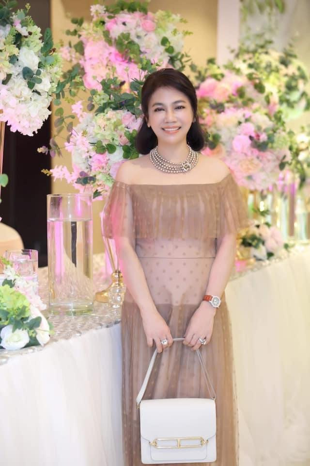 Ngoài túi xách, không thể không chú ý tới loạt trang sức phát sáng trong mọi khung hình như đồng hồ, nhẫn kim cương bạc tỷ của mẹ chồng Diệp Lâm Anh.