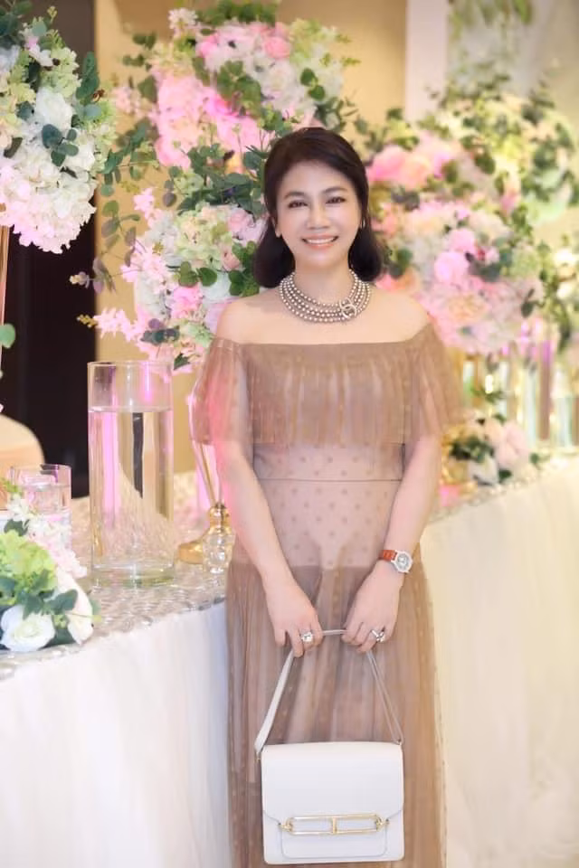 Ngoài túi xách, không thể không chú ý tới loạt trang sức phát sáng trong mọi khung hình như đồng hồ, nhẫn kim cương bạc tỷ của mẹ chồng Diệp Lâm Anh.