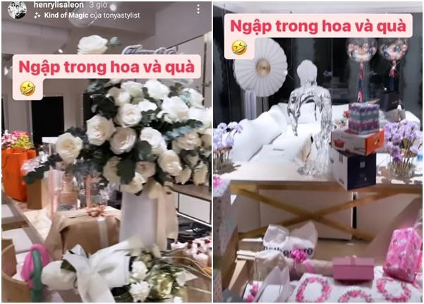 2 nhóc tỳ Leon - Lisa "trúng lớn" với núi quà được bày khắp nhà.