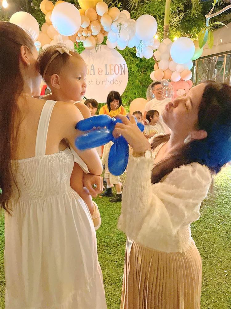 ##ss###style="text-decoration: underline;">Gia đình Kim Lý - Hà Hồ bên dàn khách mời.