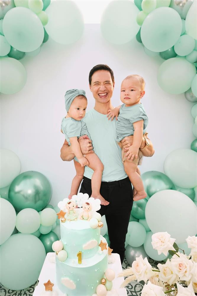 Trước đó, Hồ Ngọc Hà đã "nhá hàng" bộ ảnh kỷ niệm tròn 1 năm ngày sinh Leon - Lisa.