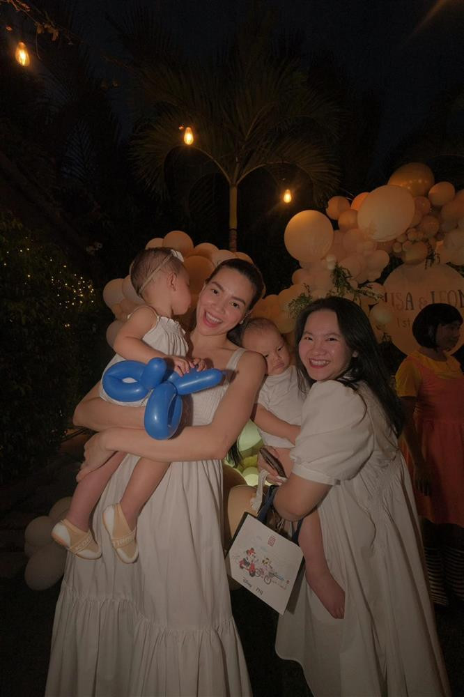 Biểu cảm "buồn ngủ" đáng yêu của cặp nhân vật chính.