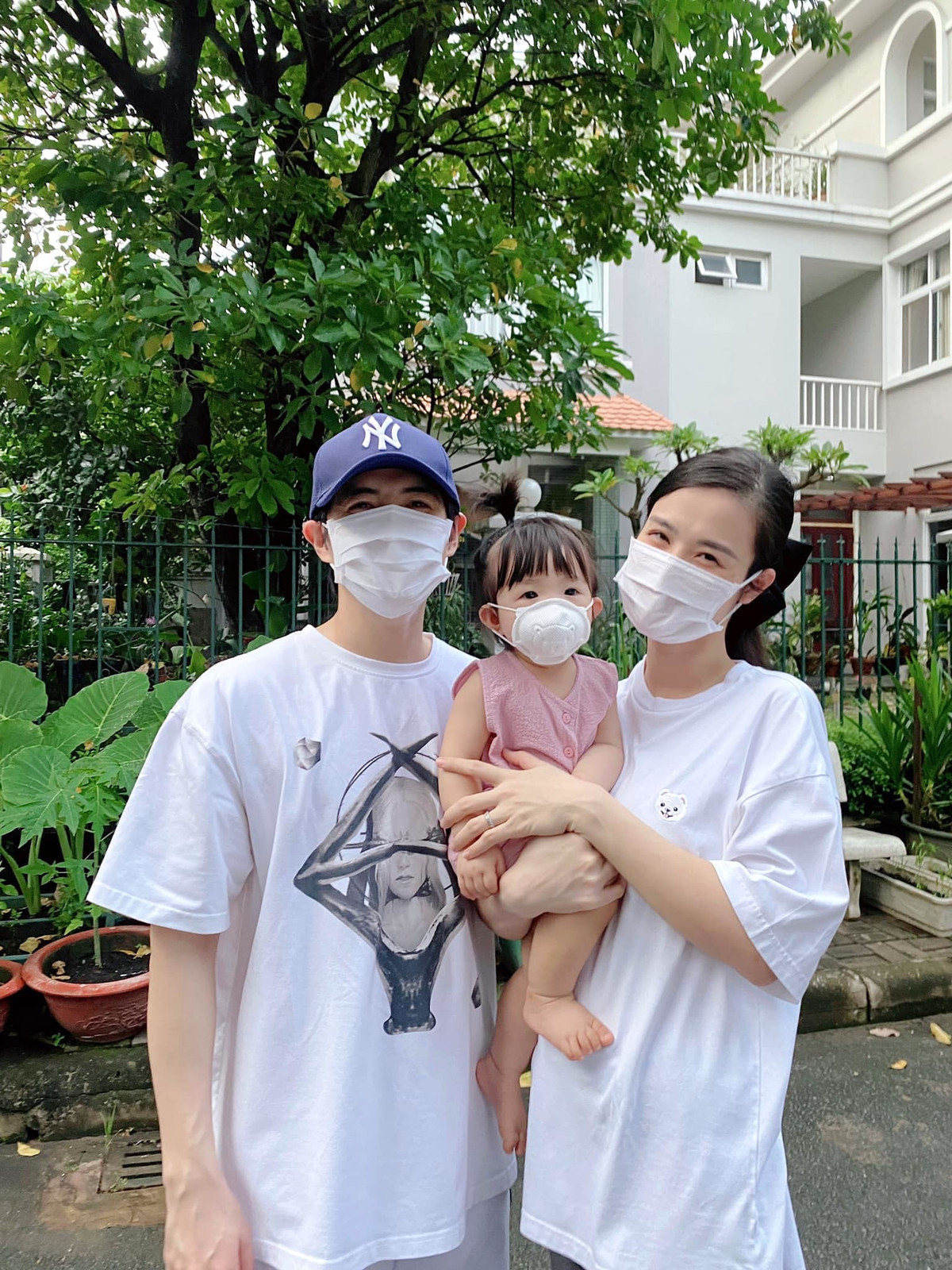 Gia đình Đông Nhi - Ông Cao Thắng phấn khởi đi ăn phở bò.