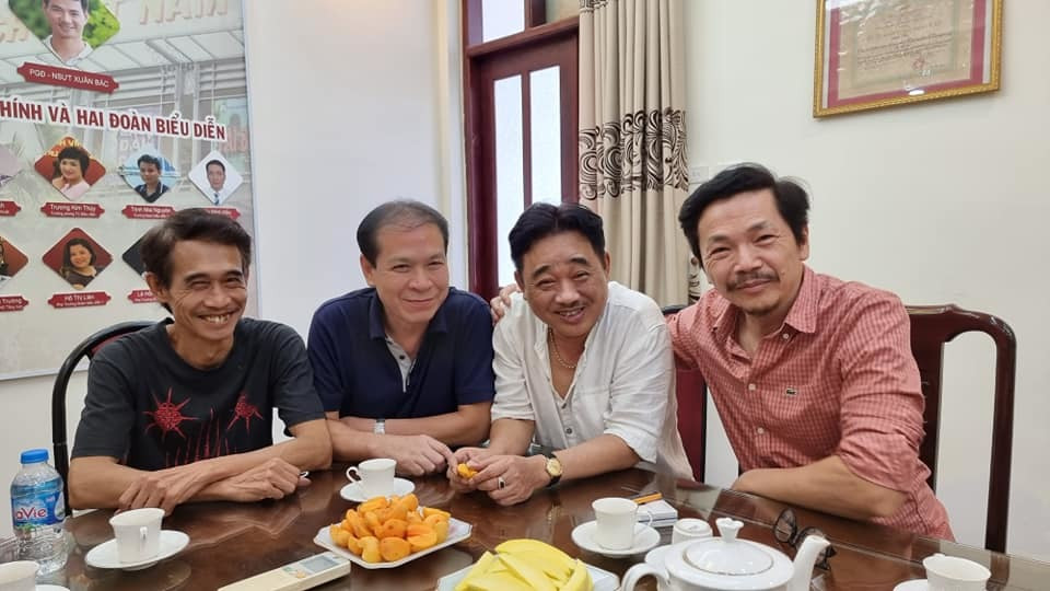 "Các đại ca mang dòng máu chính hiệu Nhà Hát Kịch Việt Nam", nghệ sĩ Xuân Bắc vui vẻ chụp ảnh đồng nghiệp.