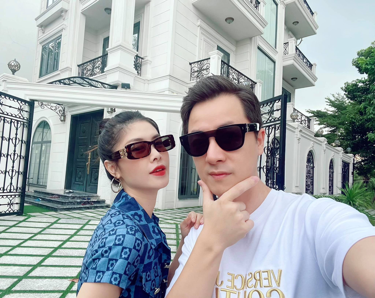 Vợ chồng Đăng Khôi vui vẻ, phấn khởi trong ngày đầu nới lỏng giãn cách.