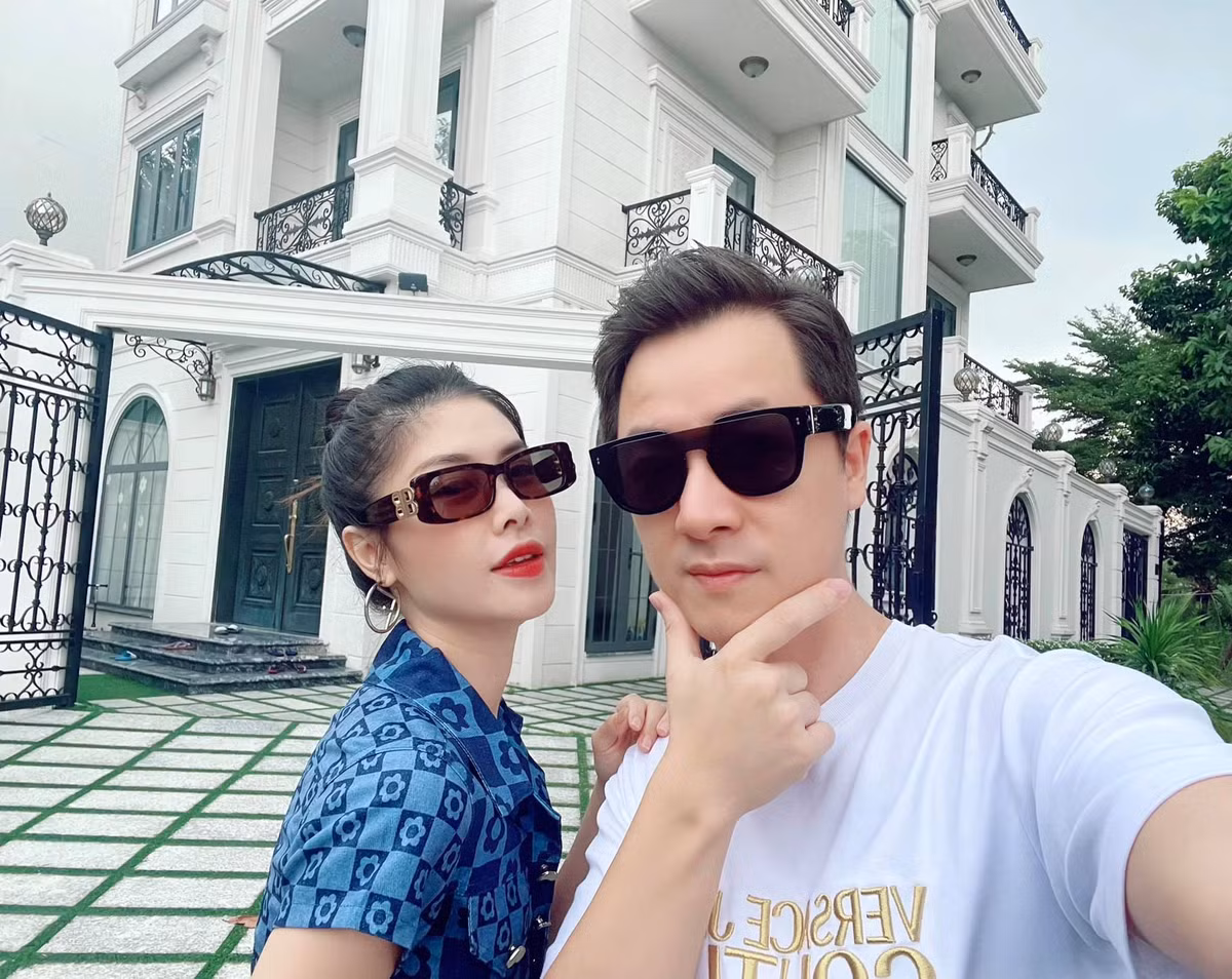 Vợ chồng Đăng Khôi vui vẻ, phấn khởi trong ngày đầu nới lỏng giãn cách.