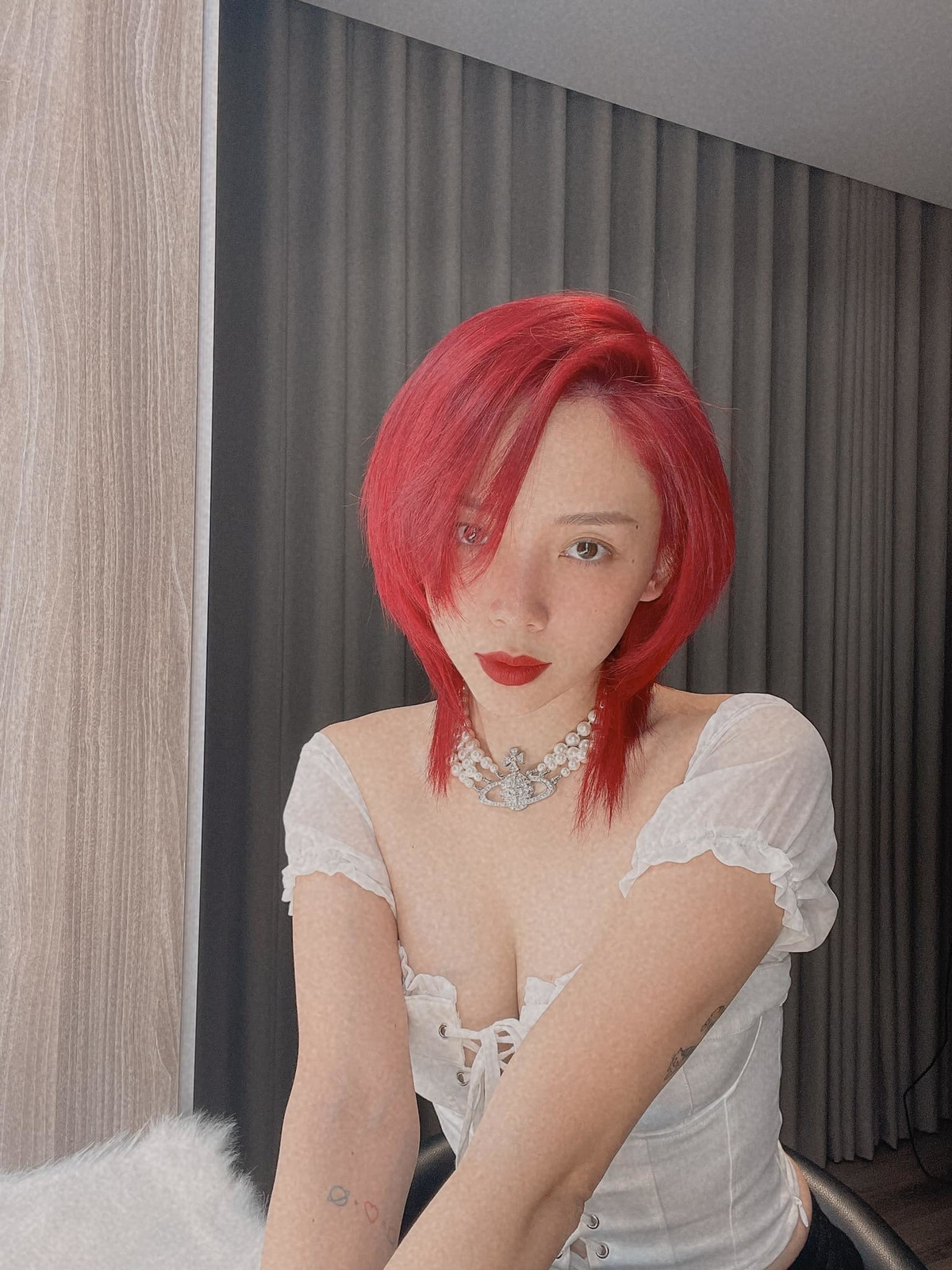 Sao Việt Tóc Tiên biến hình với mái tóc đỏ rực rỡ.