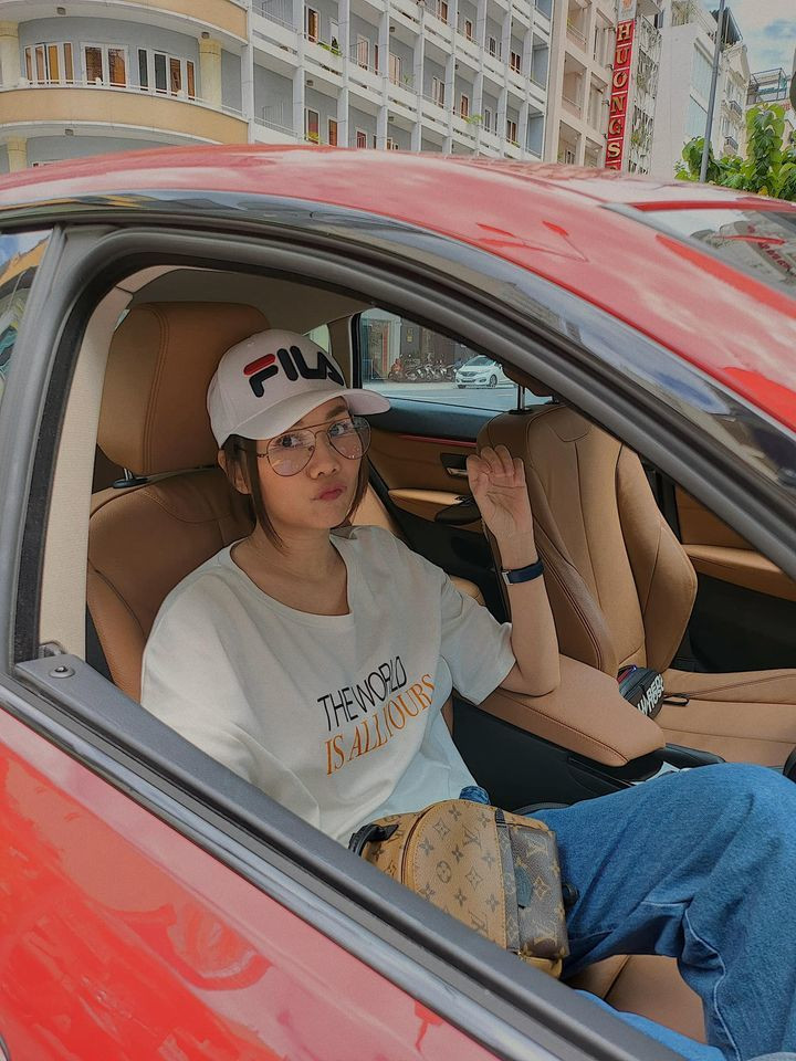 "Hưởng tí gió trời sau bao tháng ngày ở yên trong nhà, dừng lại mua ly cafe latte. Mọi thứ đã khác hay ta khác?", siêu mẫu Thanh Hằng chia sẻ ngày Sài Gòn nới lỏng giãn cách.