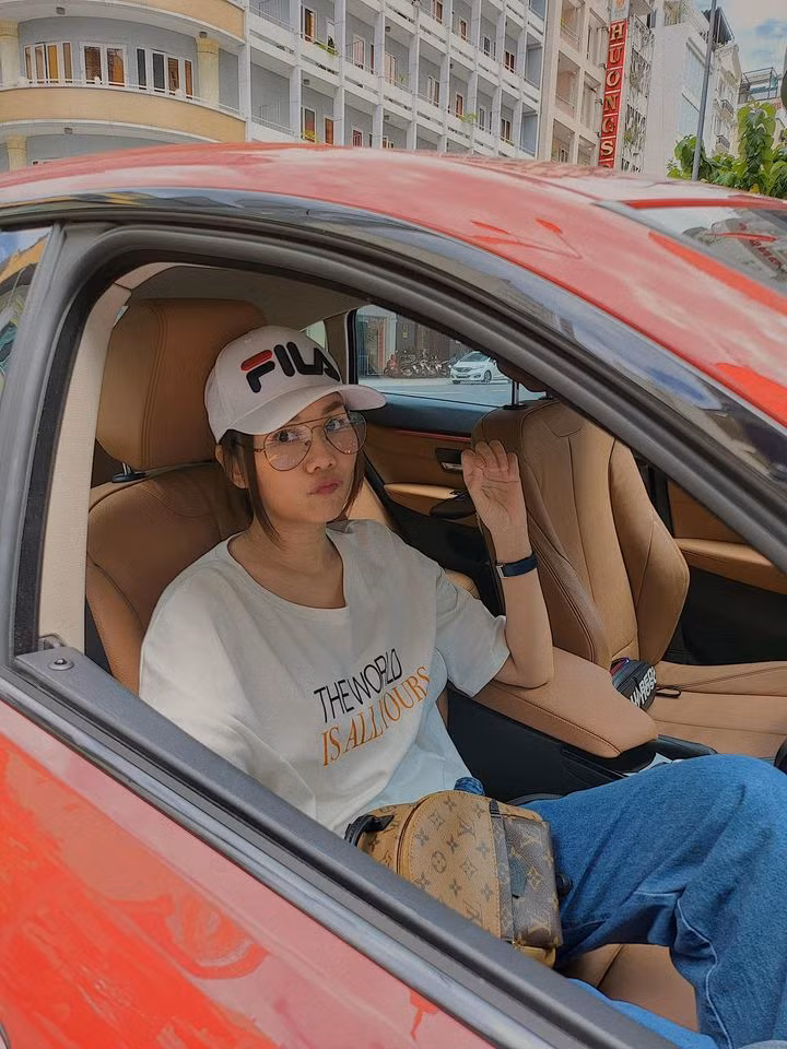 "Hưởng tí gió trời sau bao tháng ngày ở yên trong nhà, dừng lại mua ly cafe latte. Mọi thứ đã khác hay ta khác?", siêu mẫu Thanh Hằng chia sẻ ngày Sài Gòn nới lỏng giãn cách.