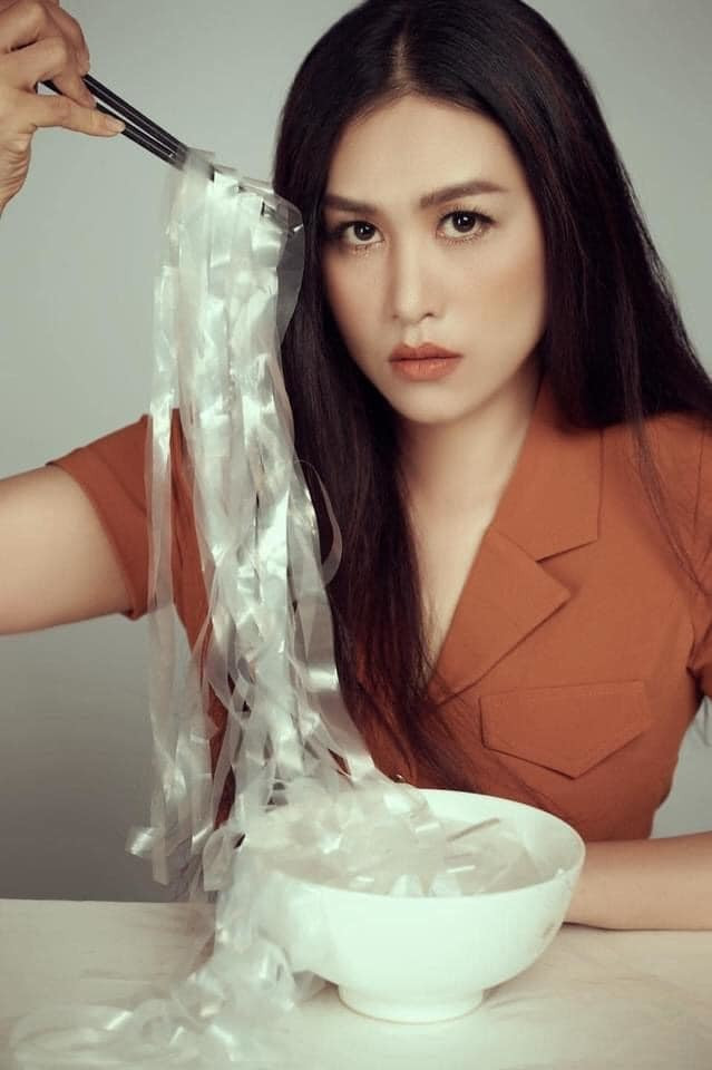 "Hi vọng tất cả chúng ta cùng nhau bớt đi mỗi ngày 1 chiếc túi nilon để giảm tải rác thải nhựa trên thế giới cũng như ở Việt Nam", diễn viên Hương Hà gửi thông điệp ý nghĩa.