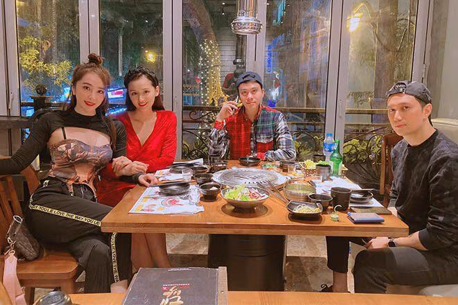 Dù có hạn chế về chiều cao (khoảng 1m59) nhưng nhờ body chuẩn mực, Quỳnh Nga cân đẹp mọi style sexy hay có phần kín đáo. Thu thập thêm những tuyệt chiêu "lên đồ" của Quỳnh Nga, hội chị em sẽ có ngay loạt gợi ý để luôn chiếm trọn spotlight khi đi chơi cùng bạn bè và "người ấy".