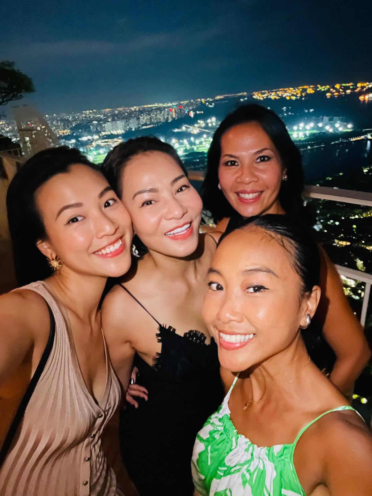 MC Hoàng Oanh đăng ảnh selfie vui vẻ cùng Thu Minh, Đoan Trang.