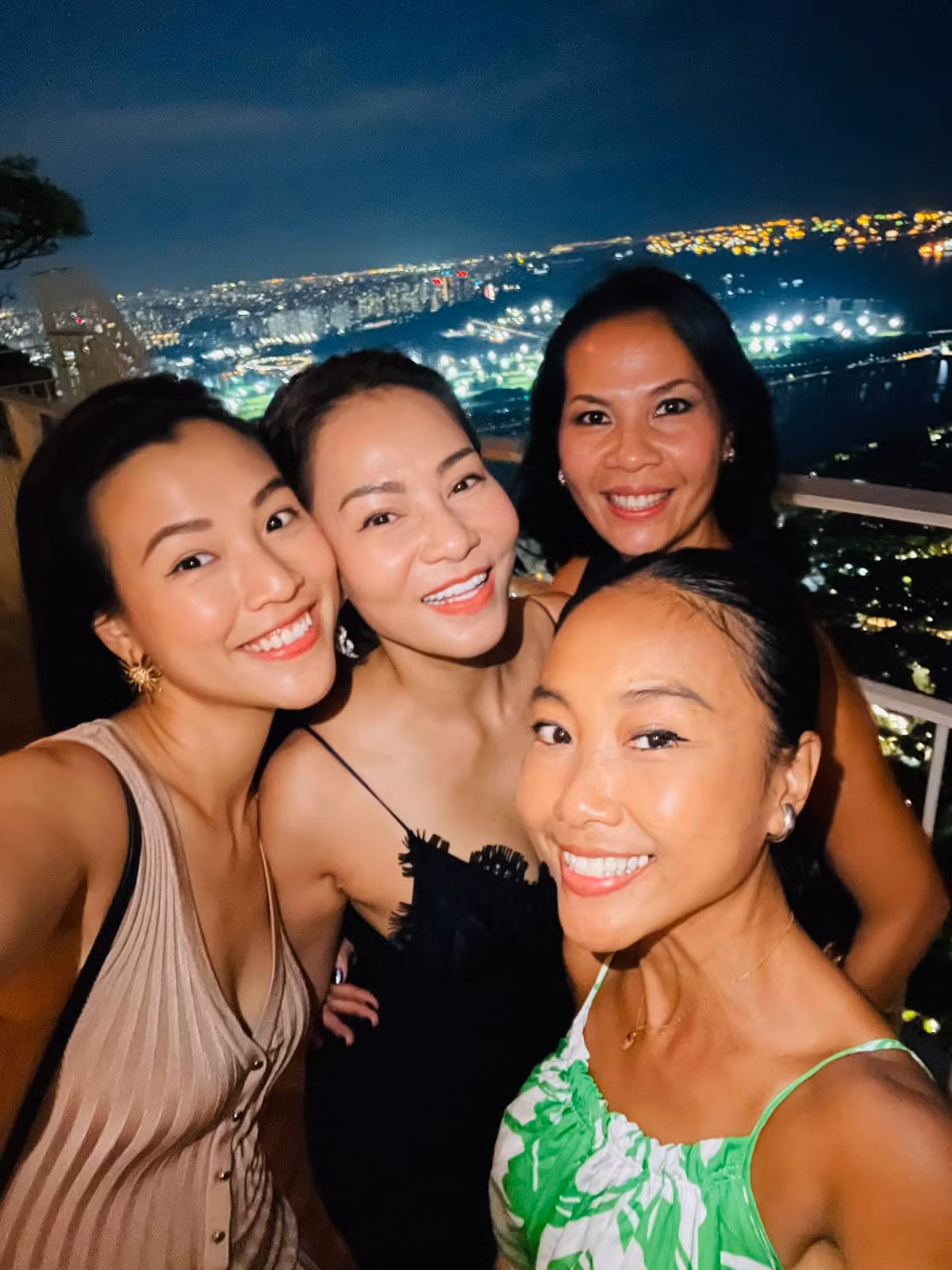 MC Hoàng Oanh đăng ảnh selfie vui vẻ cùng Thu Minh, Đoan Trang.