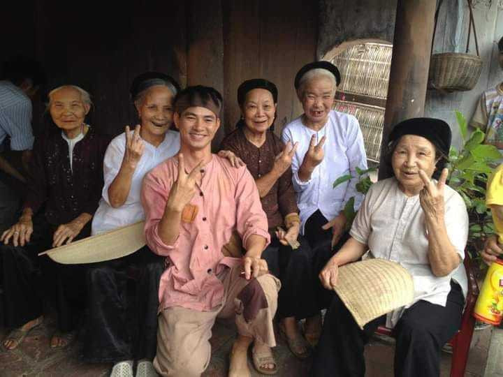 "Không nói nhiều. Chúng tôi xin chào các bạn Trung Quốc - thế nhỉ", nghệ sĩ Xuân Bắc đăng hình hóm hỉnh dự đoán trước trận đấu Việt Nam - Trung Quốc.