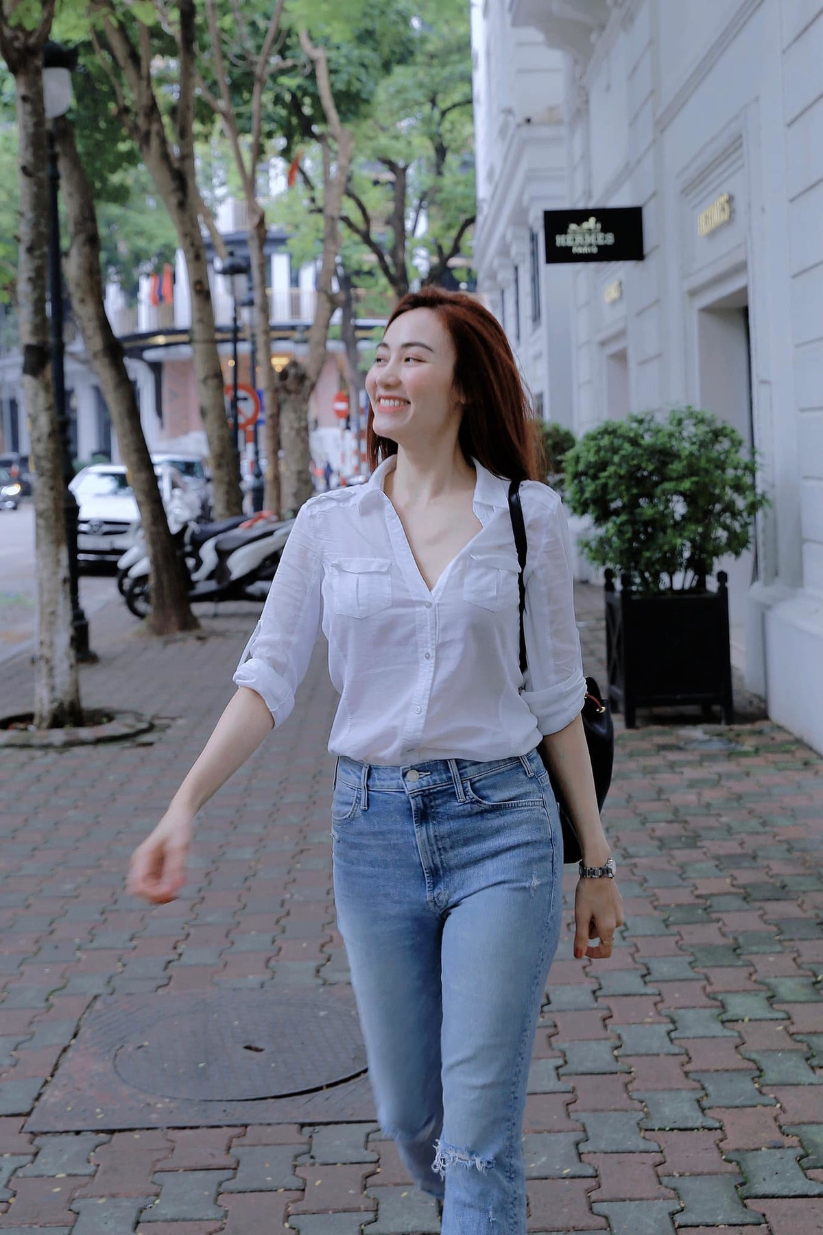 Ngân Khánh diện quần jean áo sơ mi trắng xinh tươi dạo phố mừng sinh nhật.