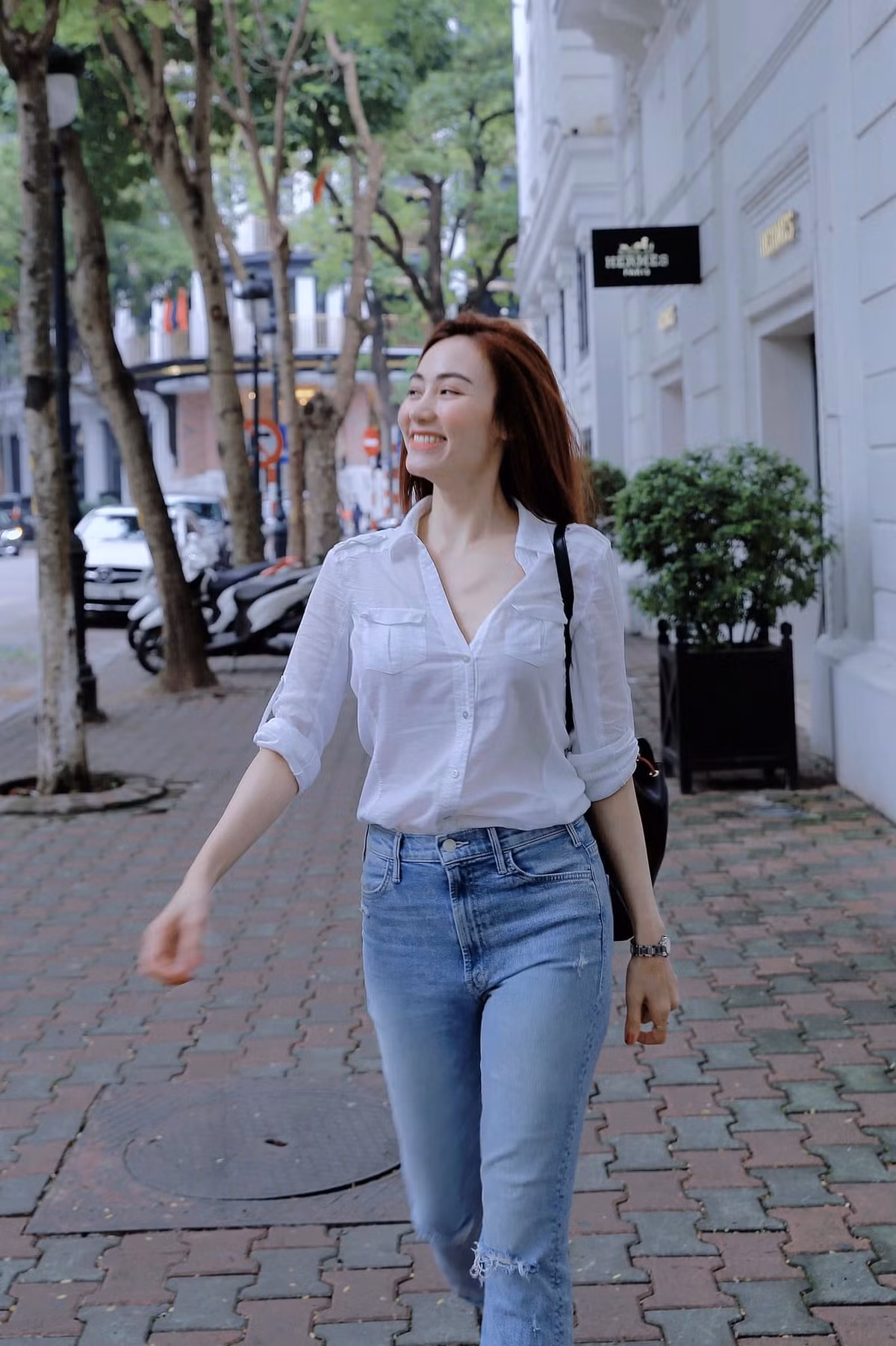 Ngân Khánh diện quần jean áo sơ mi trắng xinh tươi dạo phố mừng sinh nhật.