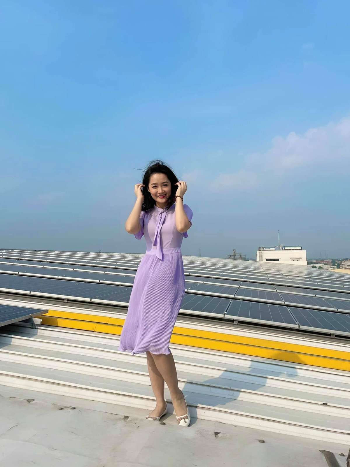 BTV Thu Hà VTV diện váy tím mộng mơ chụp ảnh trên nóc nhà.