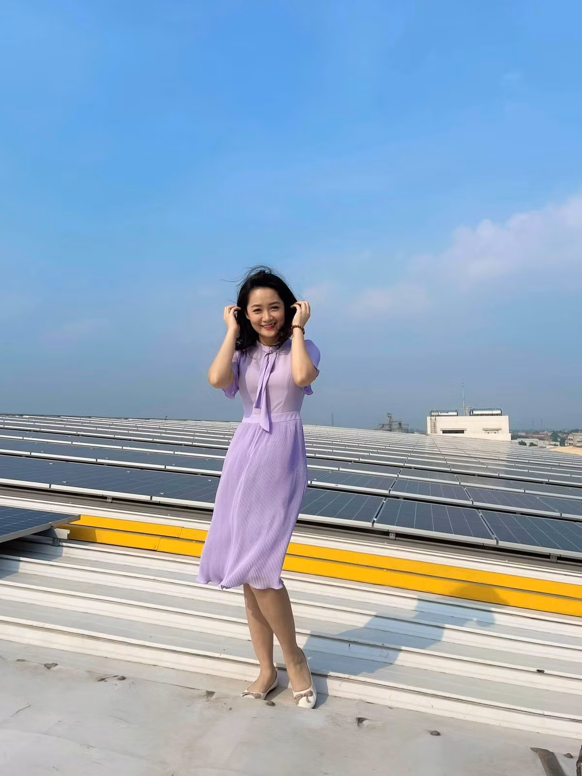 BTV Thu Hà VTV diện váy tím mộng mơ chụp ảnh trên nóc nhà.