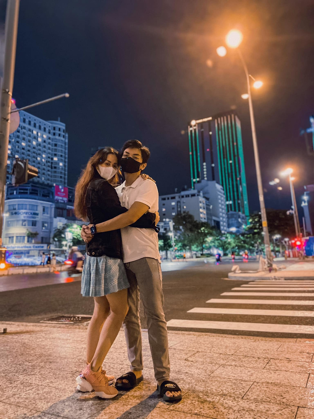 Vợ chồng Khánh Thi - Phan Hiển ôm nhau tình tứ nhưng không quên đeo khẩu trang ra đường.