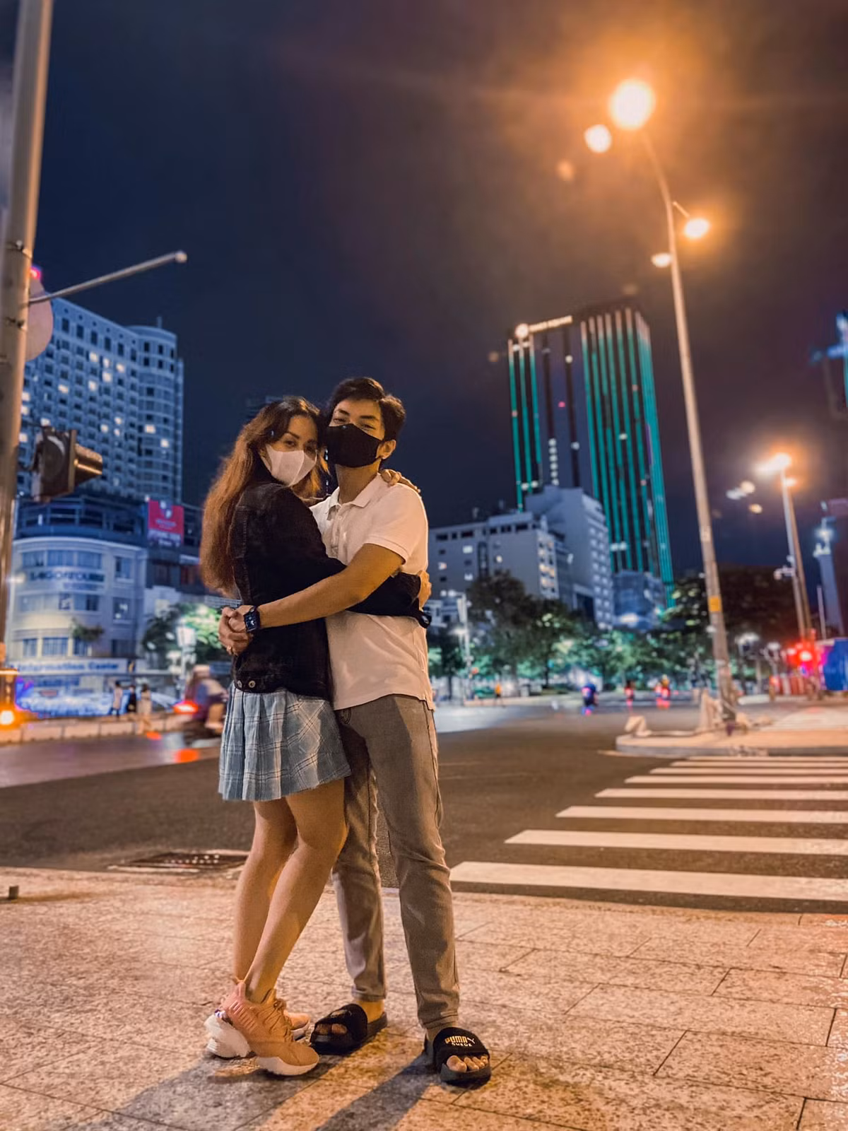 Vợ chồng Khánh Thi - Phan Hiển ôm nhau tình tứ nhưng không quên đeo khẩu trang ra đường.