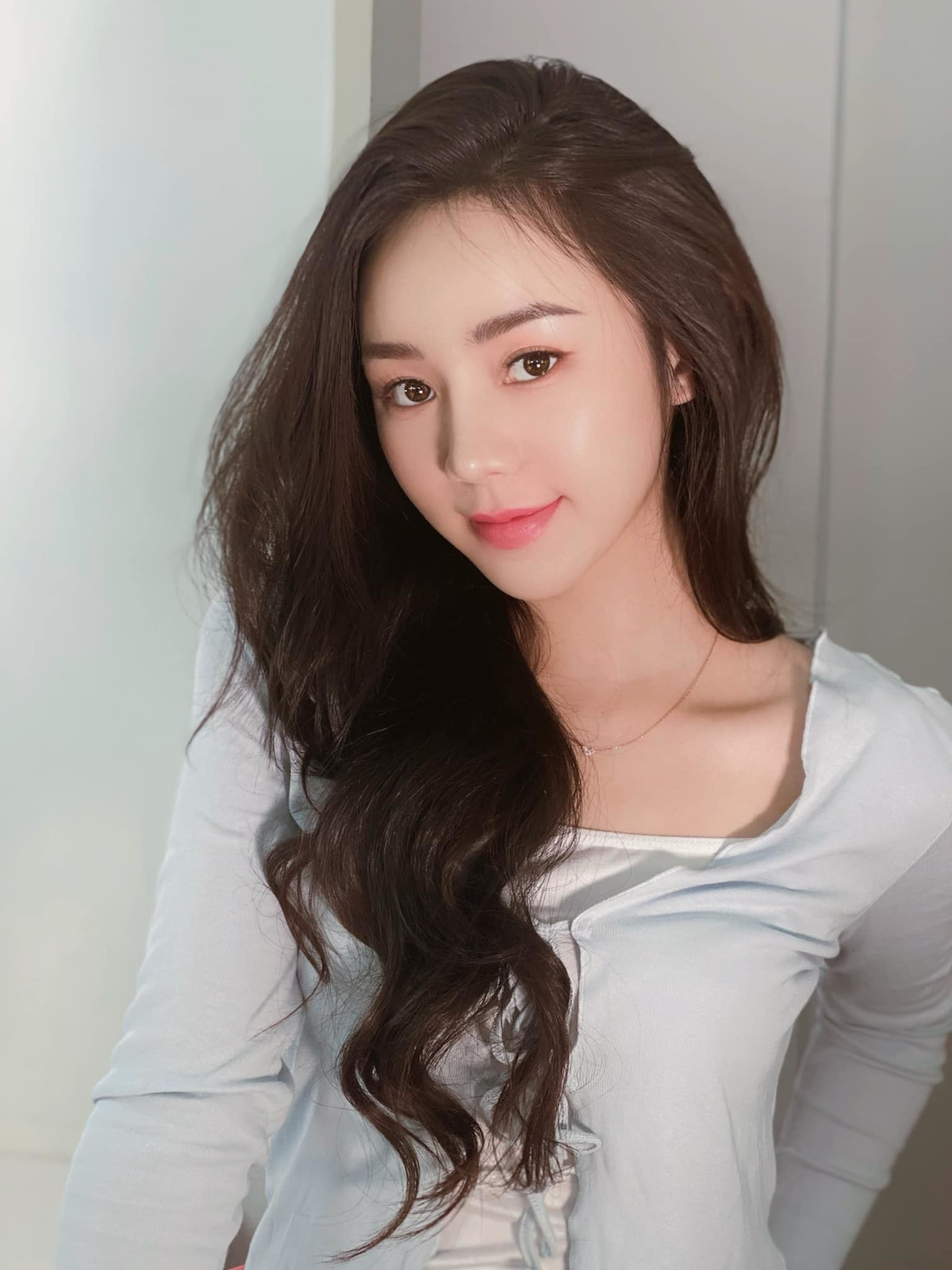 "Nghe nói muốn tán tỉnh anh thì phải xếp hàng, em xin đầu hàng", diễn viên Quỳnh Kool 'thả thính'.