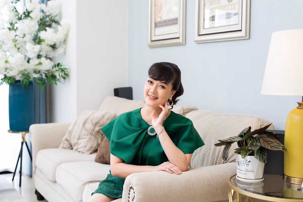 Sao Việt hôm nay 8/10: Nghệ sĩ Vân Dung ngày càng trẻ đẹp.