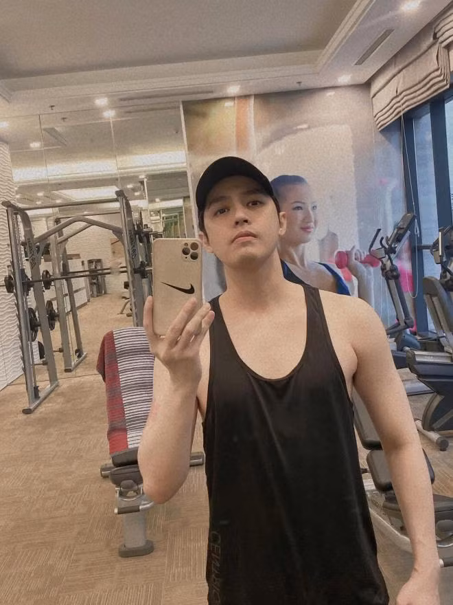 Nhờ chăm đến phòng gym, Noo Phước Thịnh có body đẹp hơn.