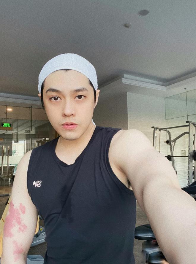 Ngay sau đó, Noo Phước Thịnh đã đăng ảnh anti-fan và một status của người này đang tương tư về con gái và đáp trả: "Anh gồng cha, gồng mẹ, gồng sự nghiệp thằng đàn ông trên lưng..., chứ chả dám tương tư gái gú để cha mẹ còng lưng ngoài kia. Còn lên đây nói xàm, lượn đi chú em ơi".