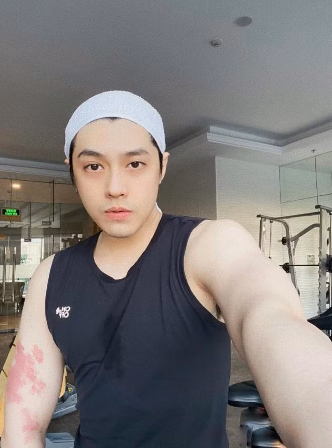 Ngay sau đó, Noo Phước Thịnh đã đăng ảnh anti-fan và một status của người này đang tương tư về con gái và đáp trả: "Anh gồng cha, gồng mẹ, gồng sự nghiệp thằng đàn ông trên lưng..., chứ chả dám tương tư gái gú để cha mẹ còng lưng ngoài kia. Còn lên đây nói xàm, lượn đi chú em ơi".