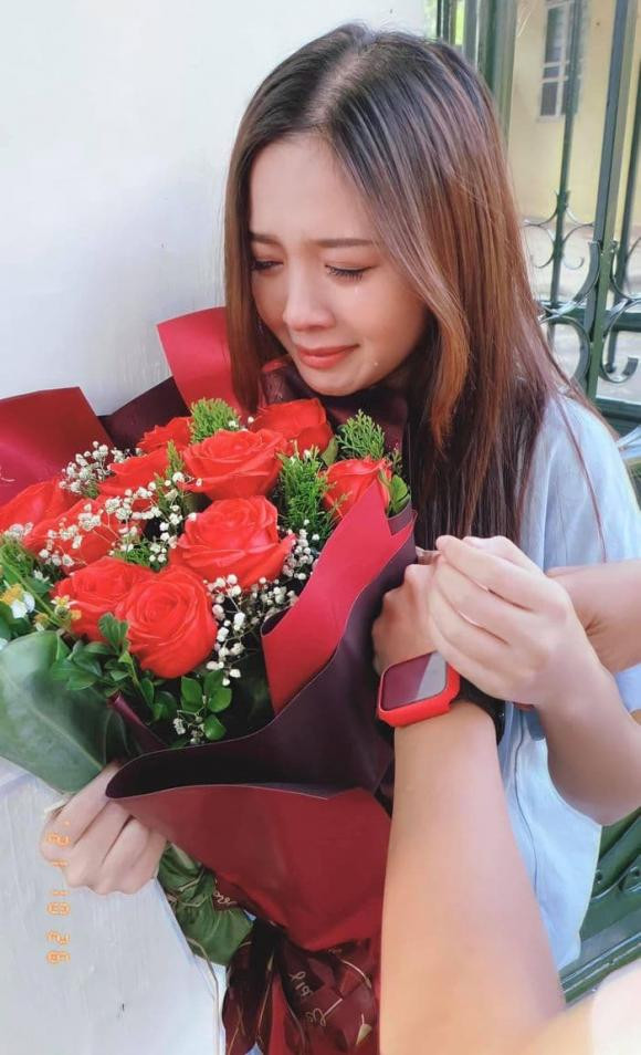 Nguyễn Hoàng Ngọc Huyền chia tay đoàn phim "Mặt nạ gương" trong nước mắt.