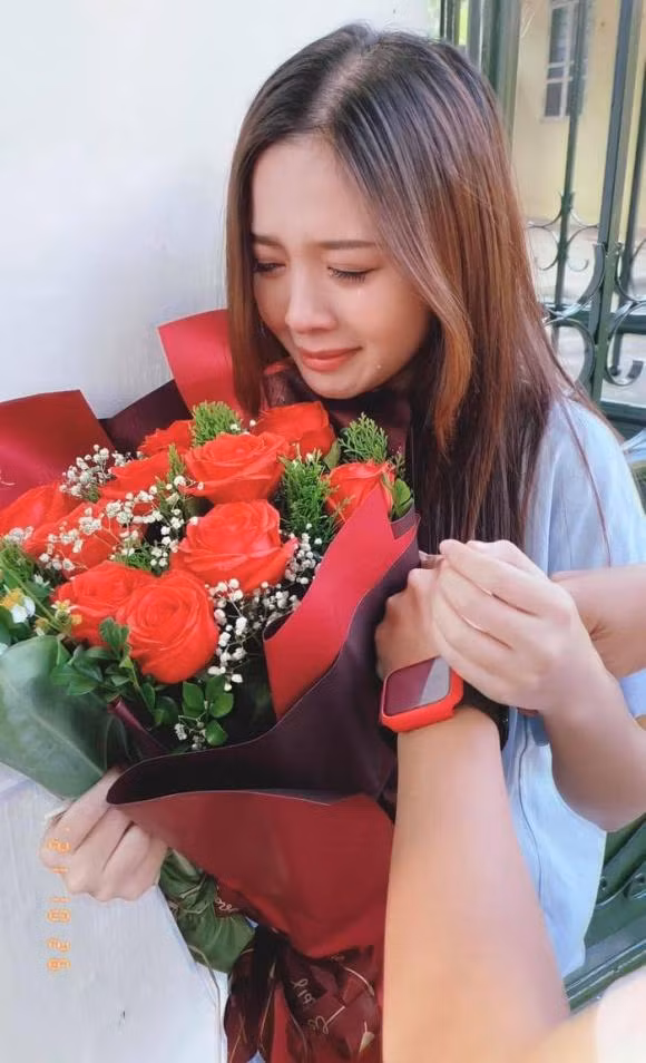 Nguyễn Hoàng Ngọc Huyền chia tay đoàn phim "Mặt nạ gương" trong nước mắt.