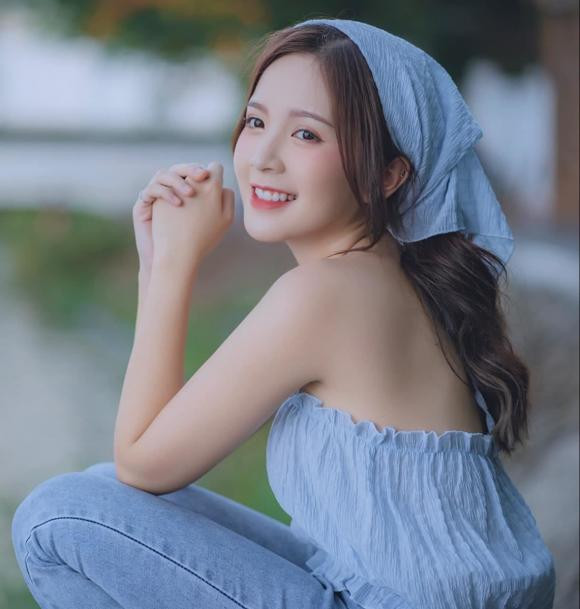 br/> Trong phim, cựu hot girl Đại học Sư phạm vào vai Mai, con gái ông Nghị (NSƯT Hoàng Hải) và Diễm (Ngọc Lan), em cùng cha khác mẹ của Hoa (Lương Thu Trang). Đây là nhân vật dễ thương, nhí nhảnh, nhìn mọi thứ trong cuộc sống qua lăng kính màu hồng, rất hợp với ngoại hình nữ diễn viên.