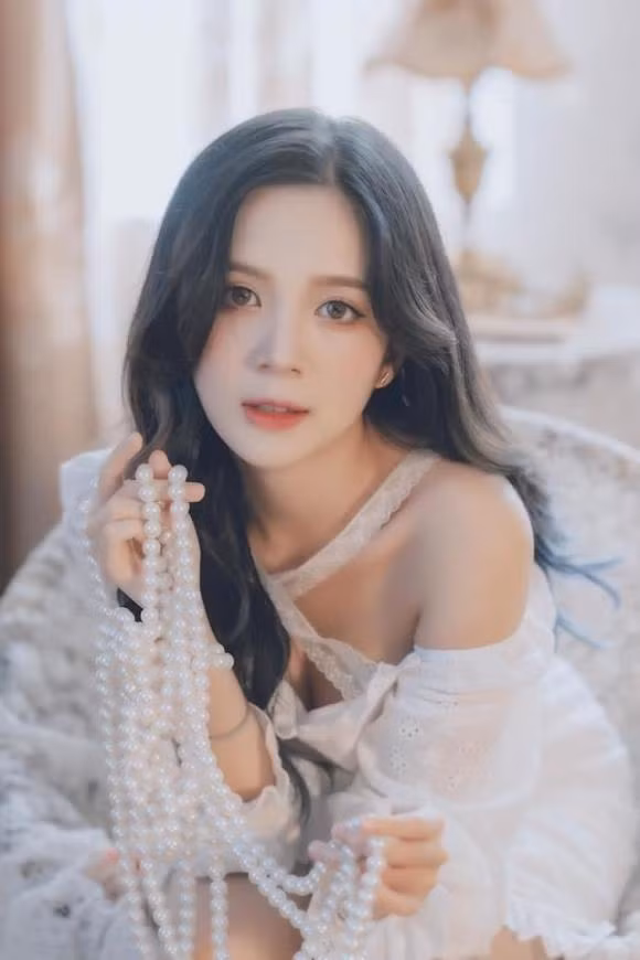 Trước khi tham gia đóng phim, Nguyễn Hoàng Ngọc Huyền được biết đến là người mẫu ảnh nổi tiếng trên mạng. Hiện cô đã có 7 năm gắn bó với công việc này nhờ gương mặt xinh đẹp, nhan sắc trong sáng.