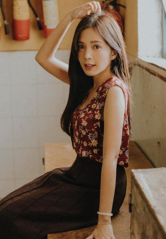 Sắp bước sang tuổi 25 nhưng Nguyễn Hoàng Ngọc Huyền sở hữu gương mặt trẻ hơn tuổi.