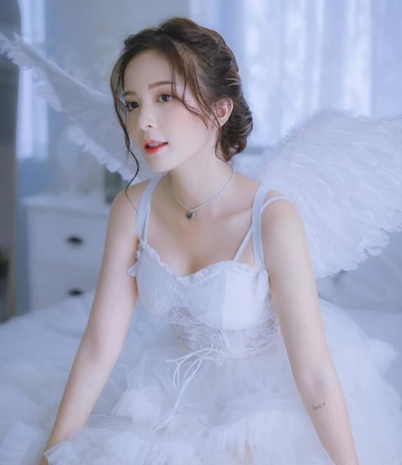 Những bức ảnh được Nguyễn Hoàng Ngọc Huyền đăng tải trên Facebook hơn 130 nghìn lượt theo dõi luôn thu hút lượng tương tác lớn, phần đông dành lời khen ngợi cho người đẹp sinh năm 1997 bởi nhan sắc cuốn hút.