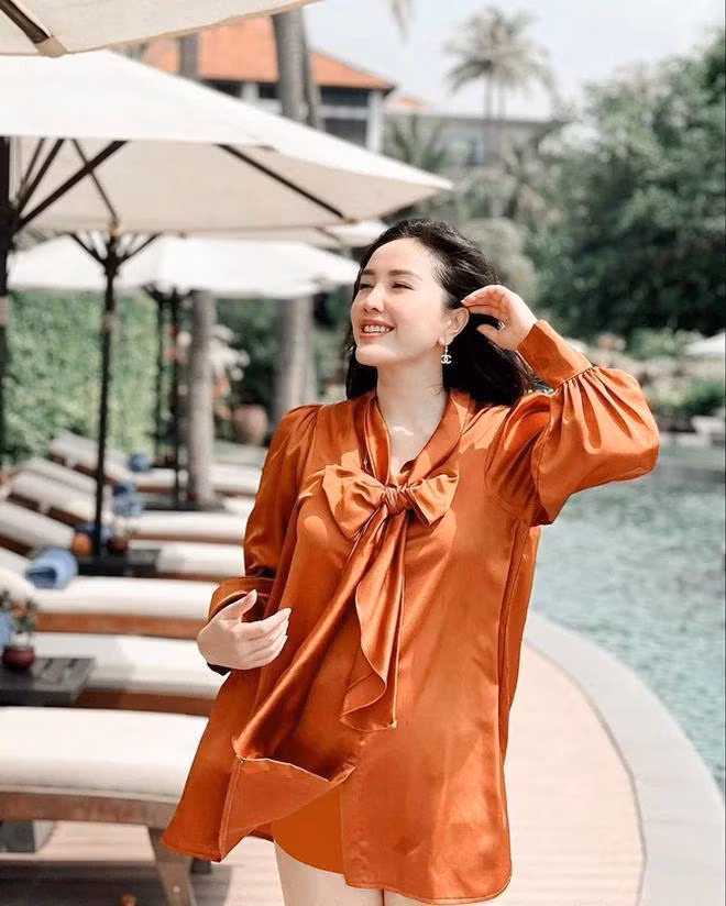 Trong chuyến nghỉ dưỡng cùng gia đình, Bảo Thy cũng bị netizen đưa vào vòng nghi vấn đang mang thai con đầu lòng với ông xã đại gia. Lý do là khi xem ảnh cô nàng trong chiếc váy lụa dáng rộng, nhiều người nhận thấy vòng 2 của nữ ca sĩ có dấu hiệu lùm lùm, kém thon gọn bất thường.