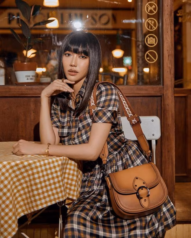 Thiết kế váy caro tối màu có chi tiết chun eo cao, phần dưới xòe rộng khiến nhìn từ xa, người ta thấy rõ sự bất cân đối trên cơ thể Diệu Nhi. Mẫu váy này vô tình khiến cho vòng 1, vòng 2 của Diệu Nhi "tăng size" đáng kể.