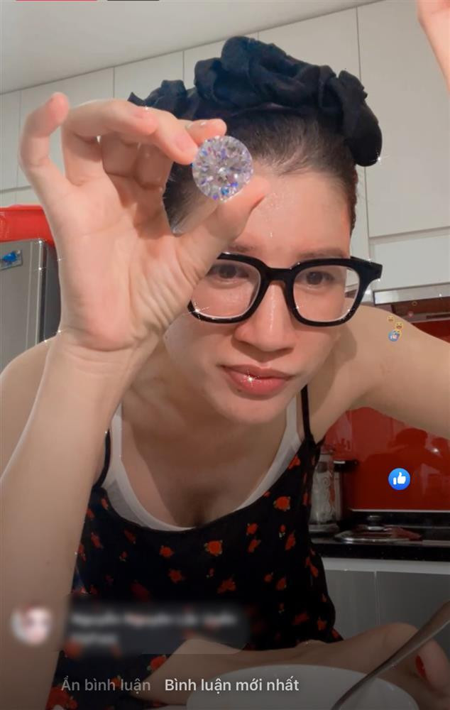 Trang Tran khoe kim cuong, lap tuc bi 