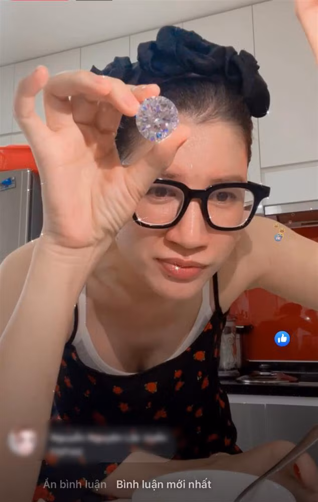 Trang Tran khoe kim cuong, lap tuc bi 