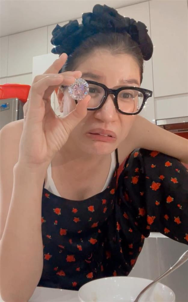 Trang Tran khoe kim cuong, lap tuc bi 