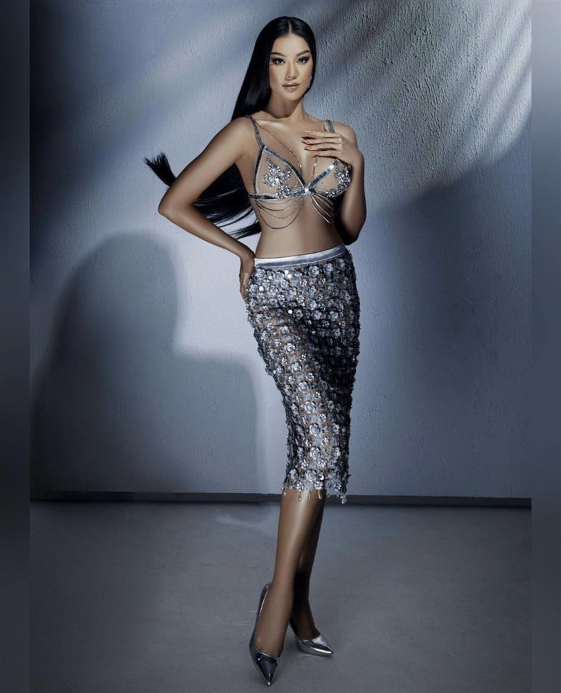 Theo đó, chân dài Cần Thơ diện nội y xuyên thấu đính hạt "bạo" chưa từng thấy phối cùng chân váy ôm sát, đặc biệt thân hình thon thả của người đẹp được tôn lên trọn vẹn. Netizen rất kỳ vọng cô sẽ giữ vững được phong độ hình thể này khi đến Israel tham dự Miss Universe 2021. Trang phục Kim Duyên diện lần này là 1 cú giật spotlight lớn. Đáng ca ngợi chính là cách nàng Á hậu phối hợp phụ tùng "có như không có" mà vẫn che được điểm nhạy cảm ở bên trong.