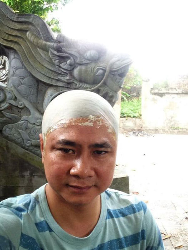 Trên trang cá nhân NSND Tự Long đăng hình ảnh mới với lời chia sẻ ngắn gọn 'xuống tóc'.