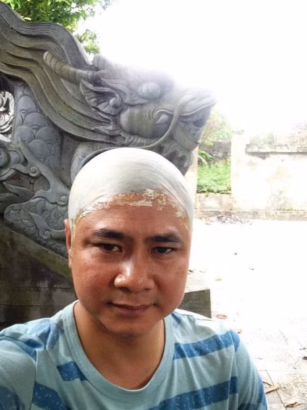 Trên trang cá nhân NSND Tự Long đăng hình ảnh mới với lời chia sẻ ngắn gọn 'xuống tóc'.