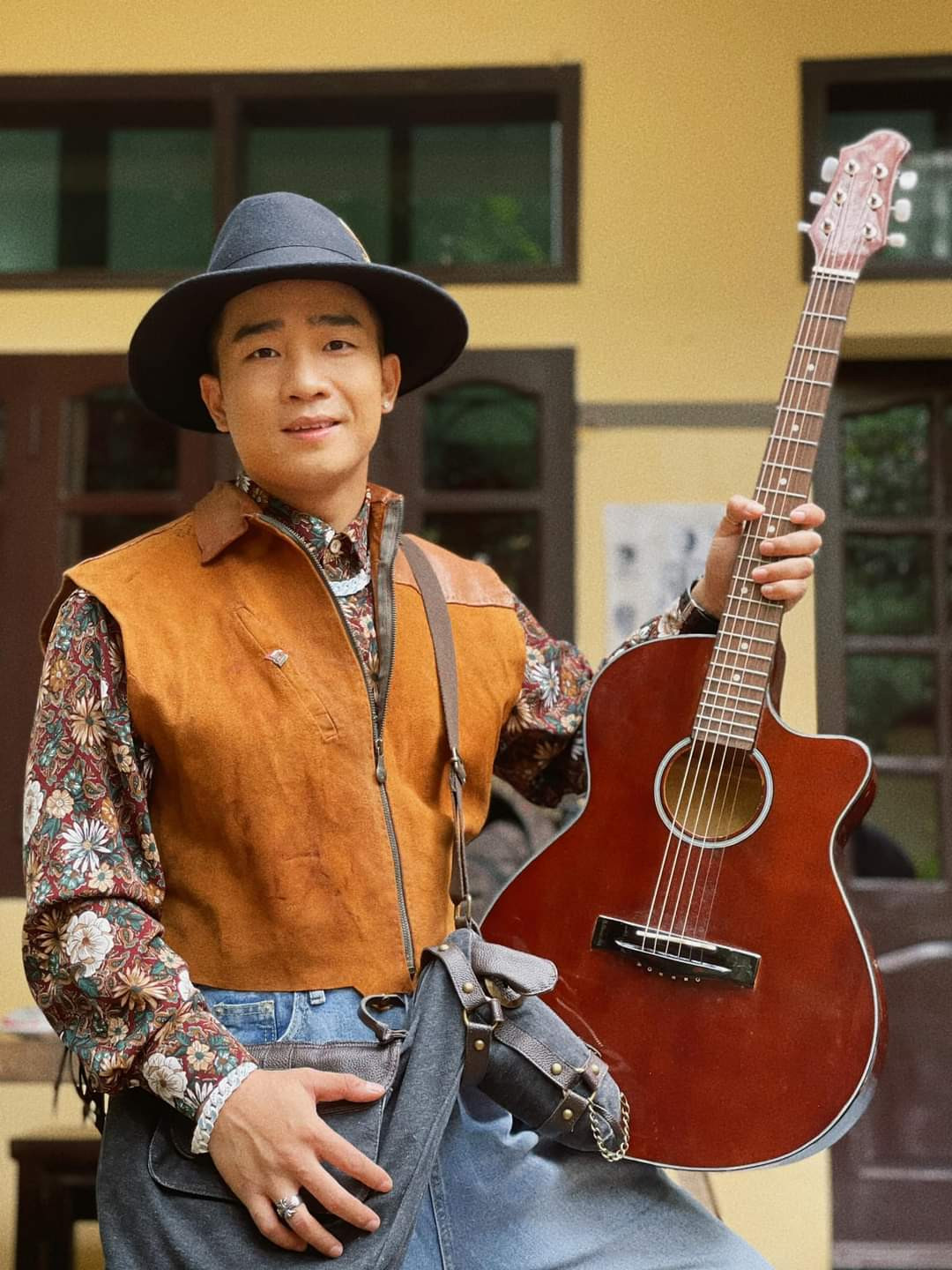 Diễn viên Duy Nam hoá chàng cao bồi yêu ca hát.