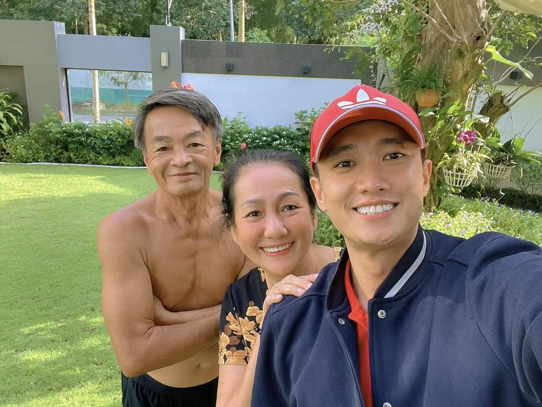 Diễn viên Quốc Trường hạnh phúc chụp ảnh cùng ba mẹ.