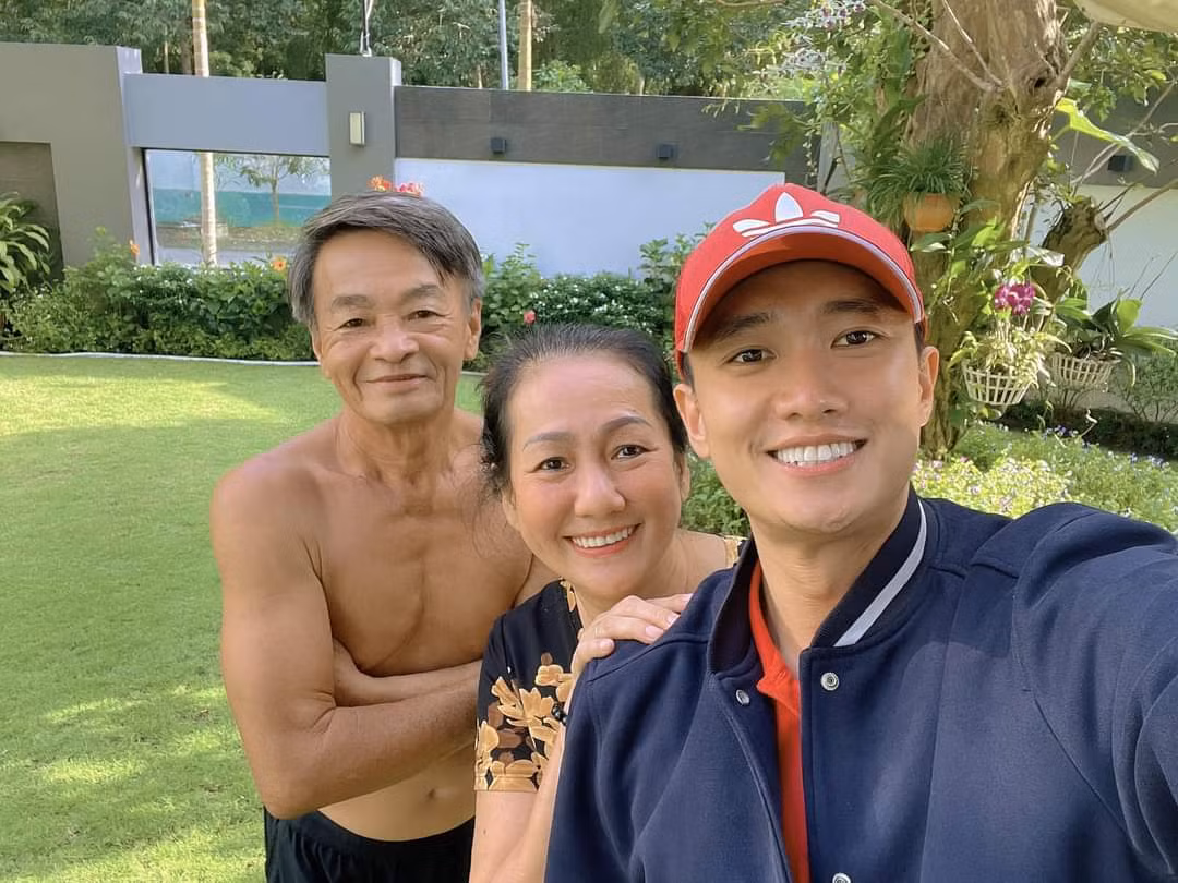 Diễn viên Quốc Trường hạnh phúc chụp ảnh cùng ba mẹ.