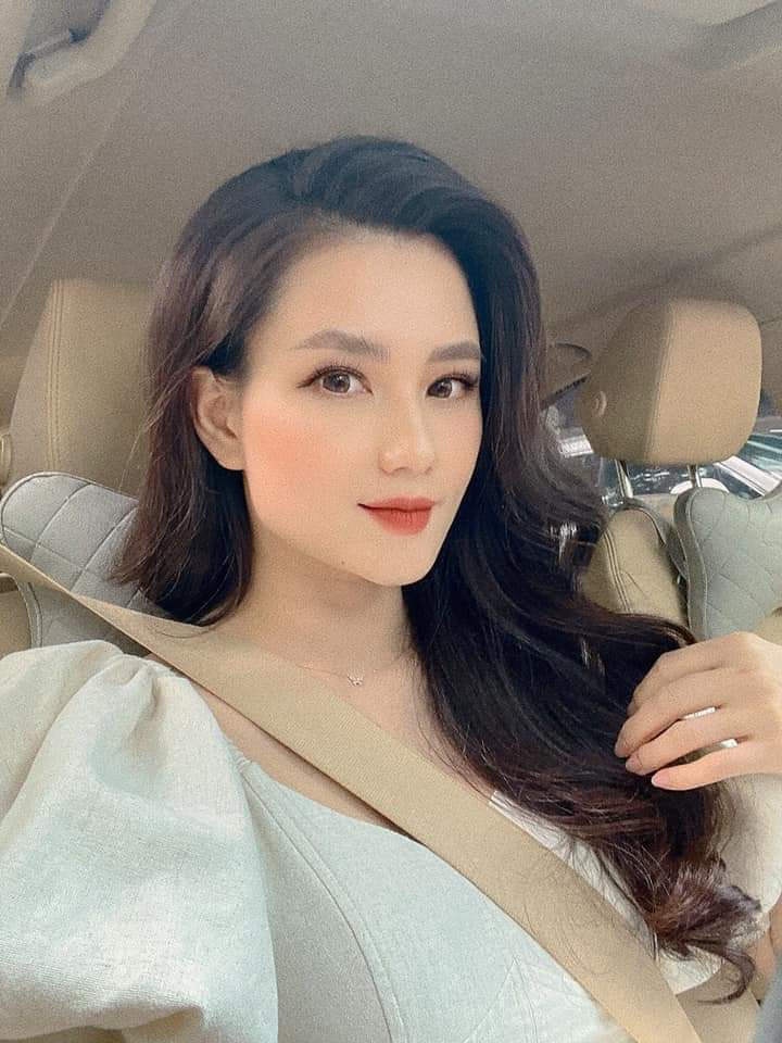 MC Huyền Châu xinh đẹp, dịu dàng.