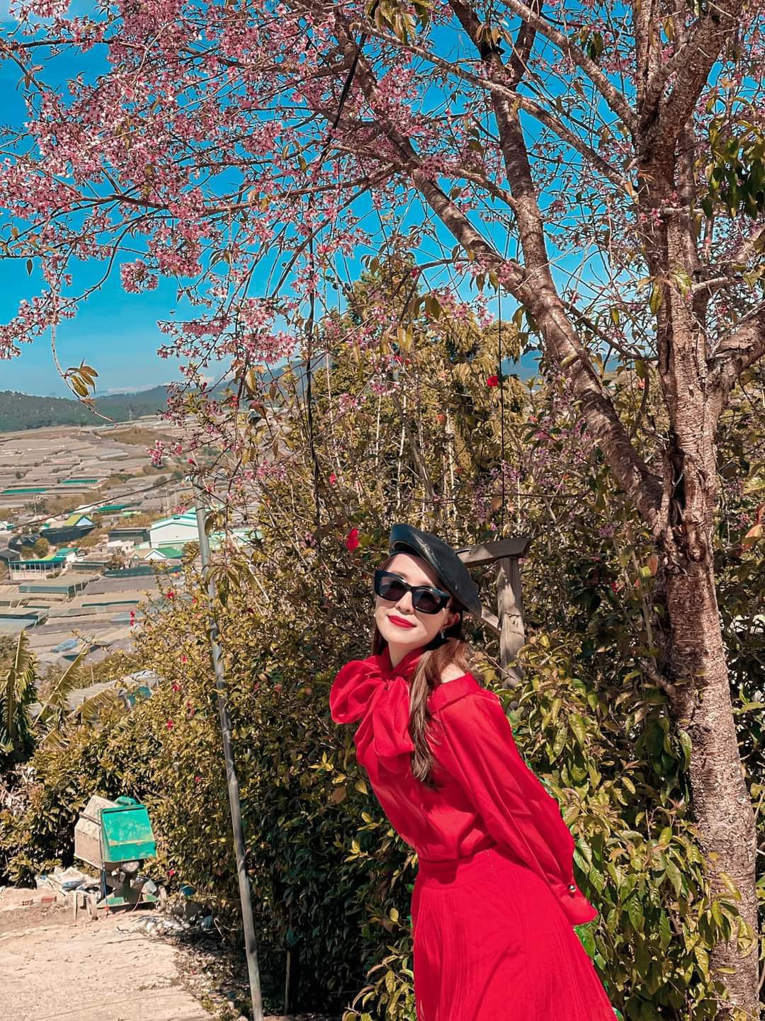 Diễn viên Quỳnh Nga rực rỡ dưới nắng vàng.